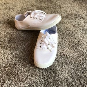 New white low top shoes